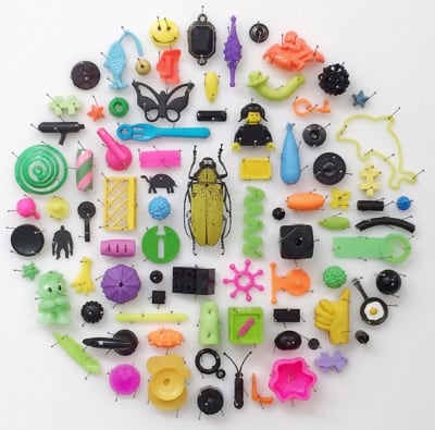 Alice Padovani, Black and fluo nest, dittico, 2015-2018, serie Collezione di una gazza ladra, assemblaggio in teche entomologiche, tecnica mista, 50x110x5 cm, parte 1