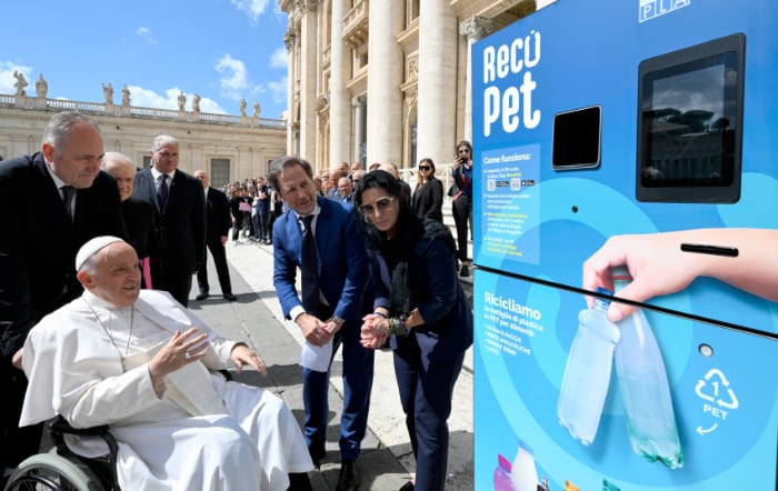 Consegna Recopet Corepla a papa Francescofoto  © Vatican Media